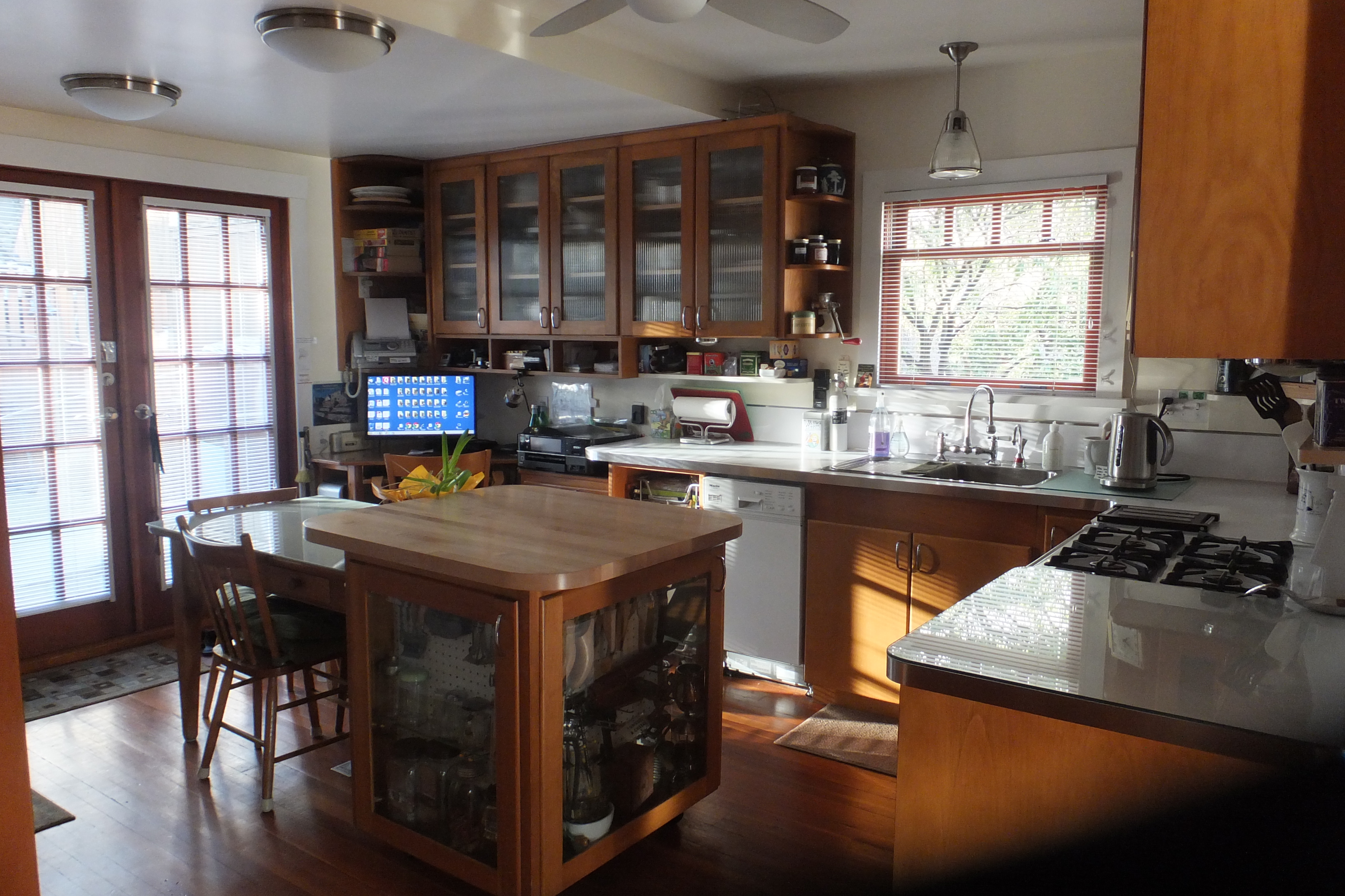 12. Cottage kitchen on a sunny day. Kitchen_Sue's Guest Cottage